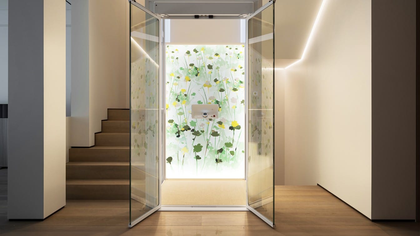 Aritco HomeLift con DesignWall retroiluminada junto a una escalera