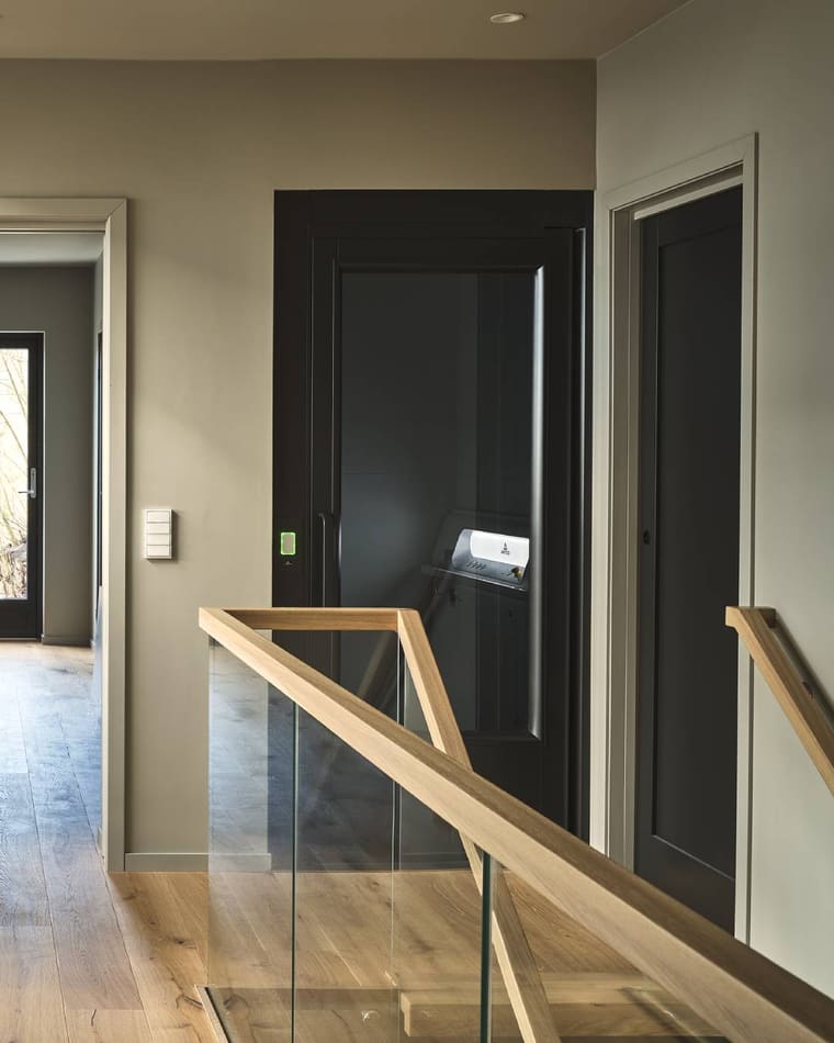 Aritco HomeLift Access junto a una escalera
