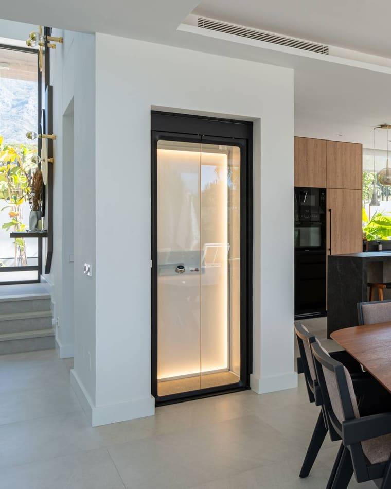 Aritco HomeLift blanco integrado en una vivienda
